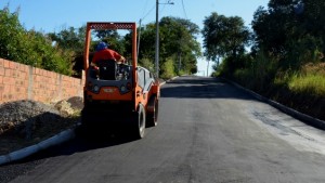 Ruas de Ubatiba recebem asfalto