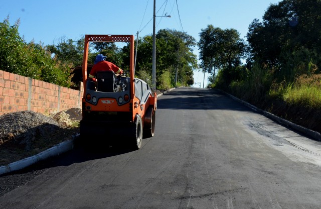 Ruas de Ubatiba recebem asfalto