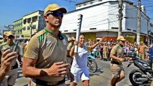 Atletas de Maricá conduzem a chama olímpica em Itaboraí