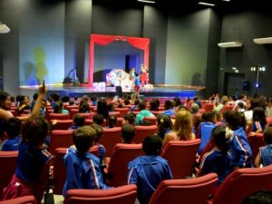 Teatro no Cinema Henfil contagia crianças da rede municipal de ensino