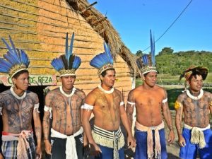 Índios de várias tribos fazem apresentação de dança no Cine Henfil