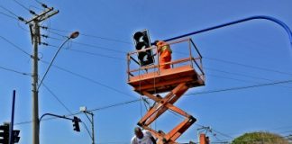 imagem de instalação de semáforo em itaipuaçu