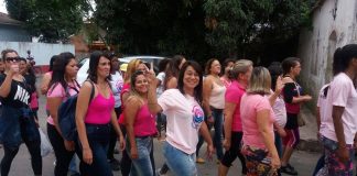 Imagem de mulheres na caminhada da campanha Outubro Rosa