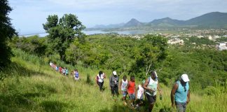 Imagem de pessoas fazendo trilha na Serra do Caju, no Centro