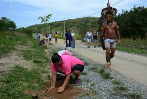 Aldeia indígena ganha mudas pelo Outubro Rosa