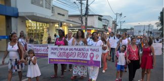 Imagem da caminhada de mulheres por ruas do Centro contra câncer de mama