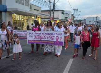Imagem da caminhada de mulheres por ruas do Centro contra câncer de mama