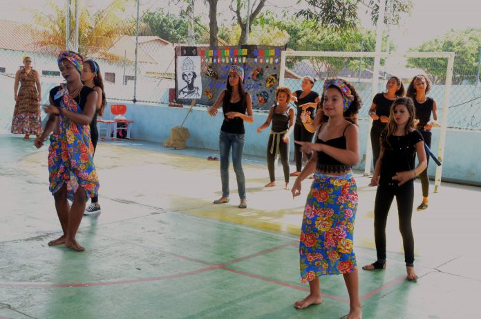 Imagem de dança afro de alunos da EM Lúcio Thomé Feiteira em Cordeirinho