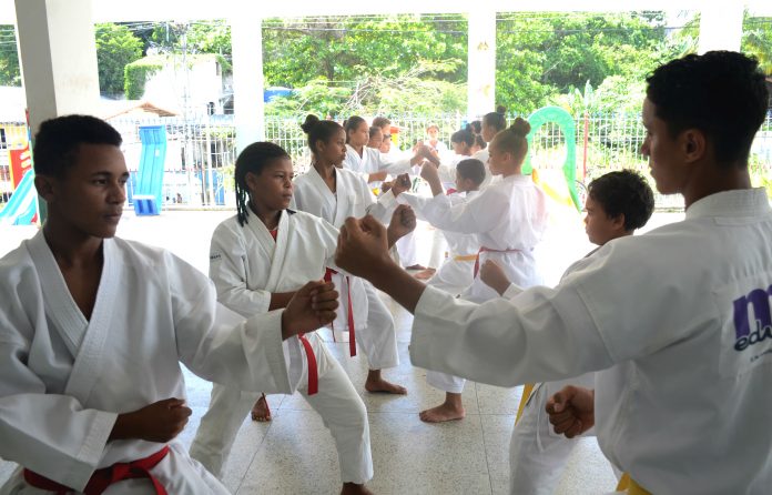 Imagem de alunos de karatê da EM Maurício Antunes no Boqueirão