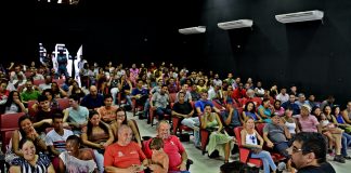 Imagem da palestra do prefeito Quaquá no Cinema Henfil