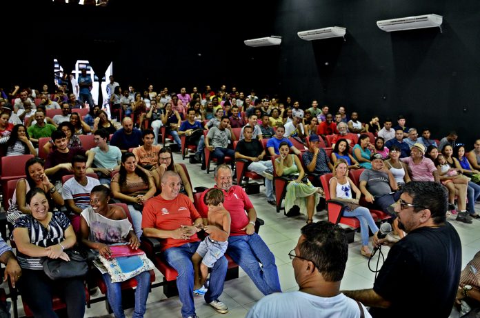 Imagem da palestra do prefeito Quaquá no Cinema Henfil