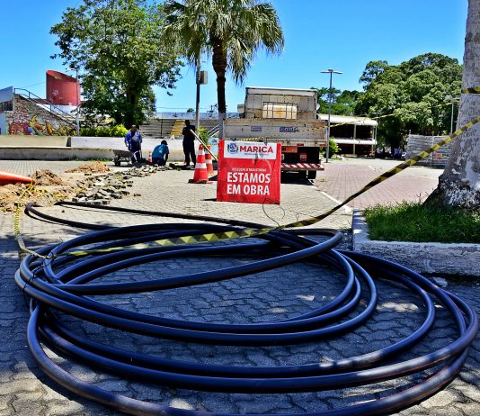 Imagem da instalação de cabos de fibra ótica no Centro