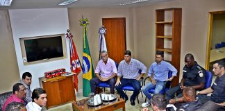 Imagem da reunião do prefeito Fabiano Horta com comando da PM