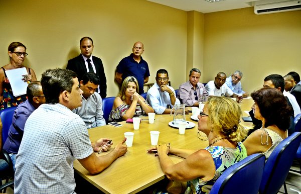 Imagem do prefeito Fabiano Horta com os secretários municipais