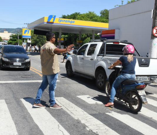 Imagem de Guardas Municipais auxiliando trânsito no Centro