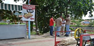 Imagem da fiscalização do comércio informal em Ponta Negra