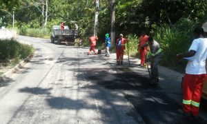 Manutenção do asfalto na Estrada da Serrinha