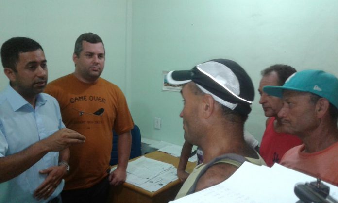 Imagem do secretário de Agricultura Júlio Carolino com produtores rurais