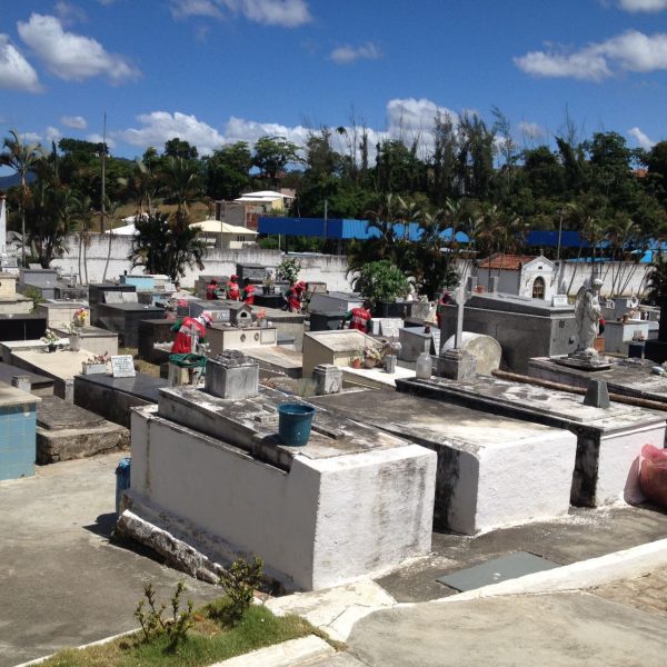 Limpeza e manutenção no Cemitério Municipal