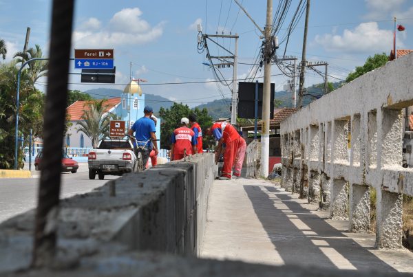 Imagem da construção de mureta de proteção no canal de Ponta Negra