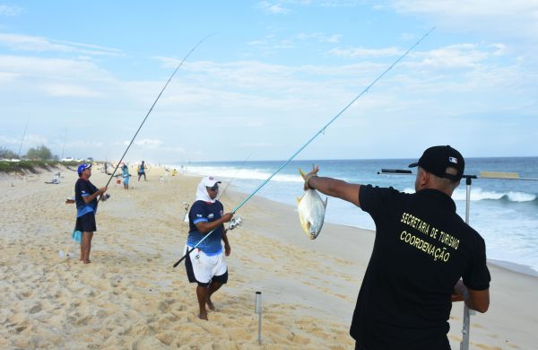 Torneio de pesca nas areias de Itaipuaçu