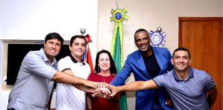 Imagem de reunião do prefeito Fabiano Horta com o velocista Robson Caetano