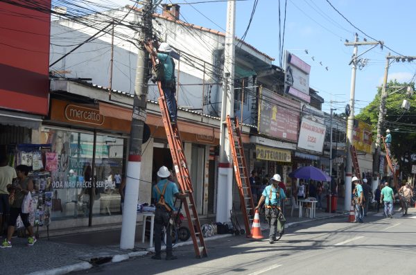 Ação retira ‘cabos mortos’ dos postes da cidade