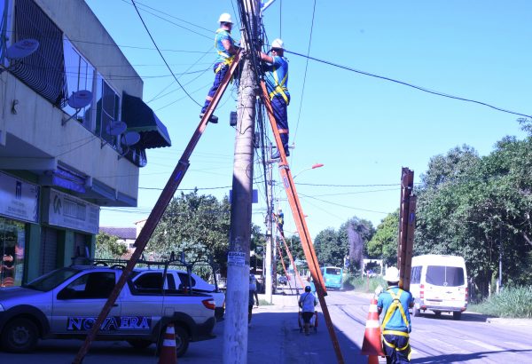 Retirada de fios sem uso dos postes em Itaipuaçu