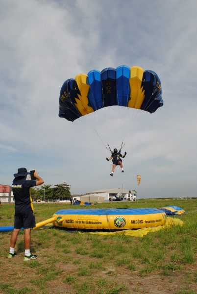Treinamento de paraquedistas da FAB no aeródromo