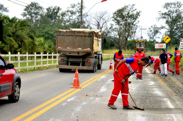 Estrada dos Cajueiros ganha limpeza nas laterais