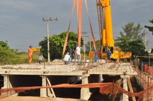Vigas da nova ponte da Avenida Zumbi dos Palmares são instaladas