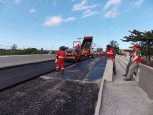 Ponte nova da Avenida Zumbi dos Palmares, em Itaipuaçu, recebe asfalto e será aberta nesta sexta-feira