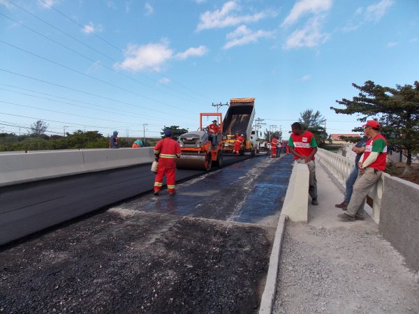 A nova ponte da Avenida Zumbi dos Palmares recebeu pavimentação de asfalto nesta quinta-feira 13/07