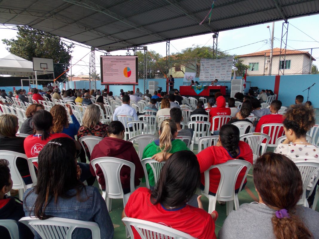 A quadra da escola em Cordeirinho recebeu um bom número de moradores