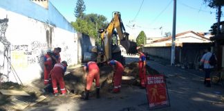 A Secretaria de Obras faz intervenção em ruas do Centro para ampliação da rede de drenagem pluvial
