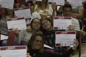 Alunos do “Pré-Enem Popular 2017” recebem certificados de conclusão