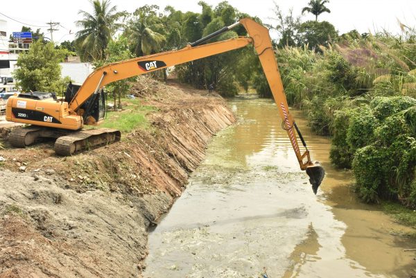 Trabalho preventivo de limpeza de rios e canais contra temporais surte efeito