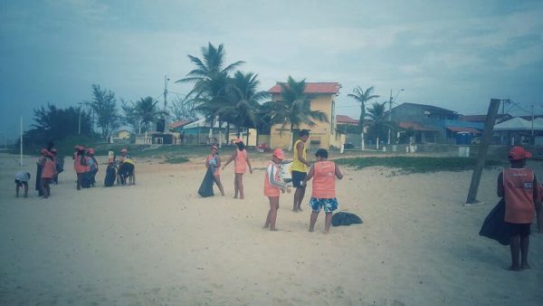 Projeto “Onda Certa” retira 100 sacolas de lixo da praia de Cordeirinho
