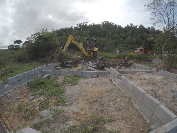 Prefeitura demole construções irregulares em Bambuí