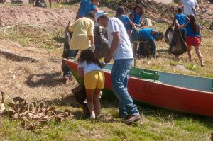 Alunos de escola em Guaratiba participam do ‘Lagoa Limpa, Mar de Peixe’