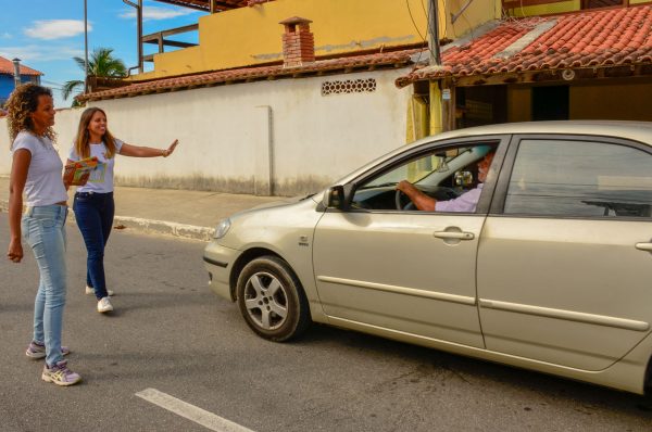 Blitz educativa aborda motoristas e pedestres no bairro Cordeirinho