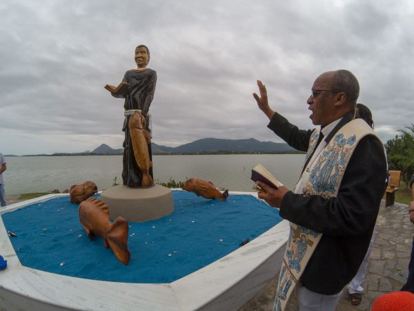 Pároco da cidade abençoa monumento ao Padre Anchieta e revitalização de Araçatiba 