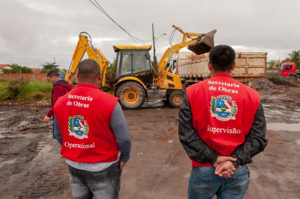 Comissão de Áreas Públicas retira muro de terreno em Itaipuaçu