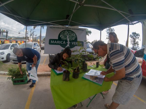 Maricá + Verde realiza doação de mudas de plantas em Inoã