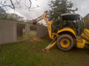 Prefeitura derruba muro construído em área pública em Itaipuaçu