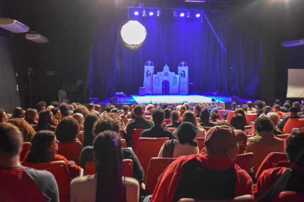 Espétaculo sobre Ariano Suassuna abre festival de teatro 