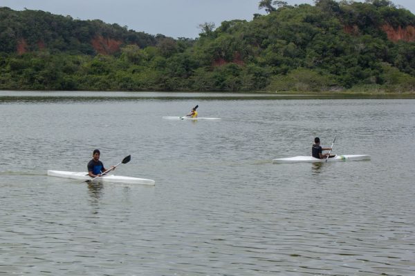 Alunos do projeto Navegar participam de travessia entre as lagoas de Boqueirão e Araçatiba
