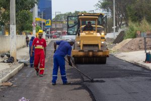 Rua entre Centro e Flamengo recebe asfalto após macrodrenagem