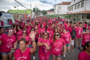 Caminhada em homenagem ao Outubro Rosa reúne centenas de pessoas no Centro
