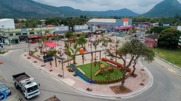 Prefeitura inaugura Praça do Barroco, em Itaipuaçu